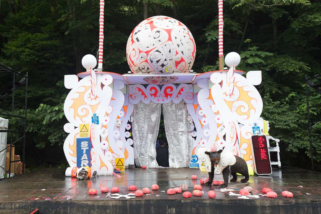 金曜夜のDJ用の装飾を外した、何と呼べばいいか今でも分からない小屋。ステージに置いてあるのは赤い脳。