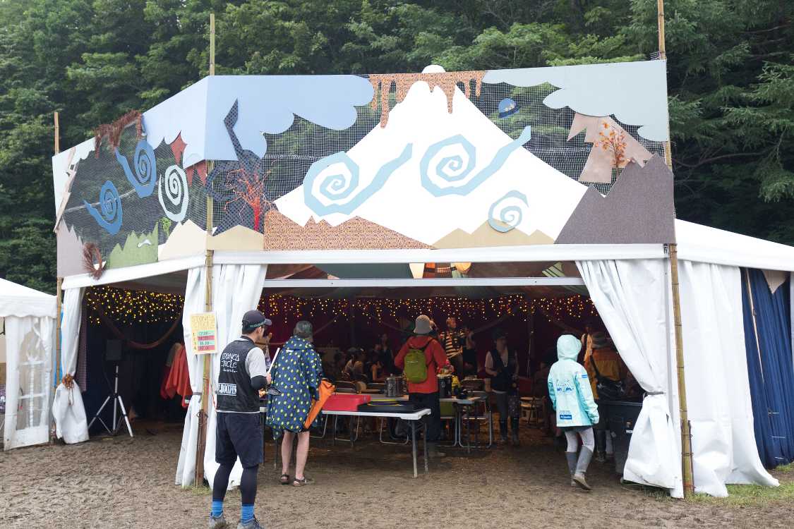 ストーンドサークルのドラムサークル。一日に4回、一般参加者が一緒に打楽器を叩くドラムサークルが開かれます。