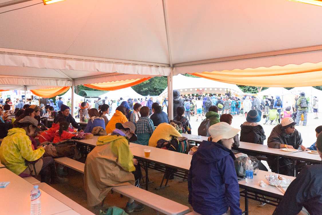 オレンジカフェのテーブル席。屋根がある飲食スペースは貴重。