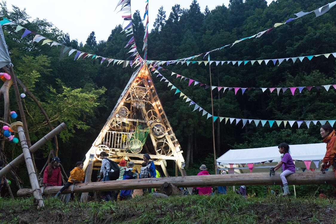 夕方以降は滑り台をライトアップ。