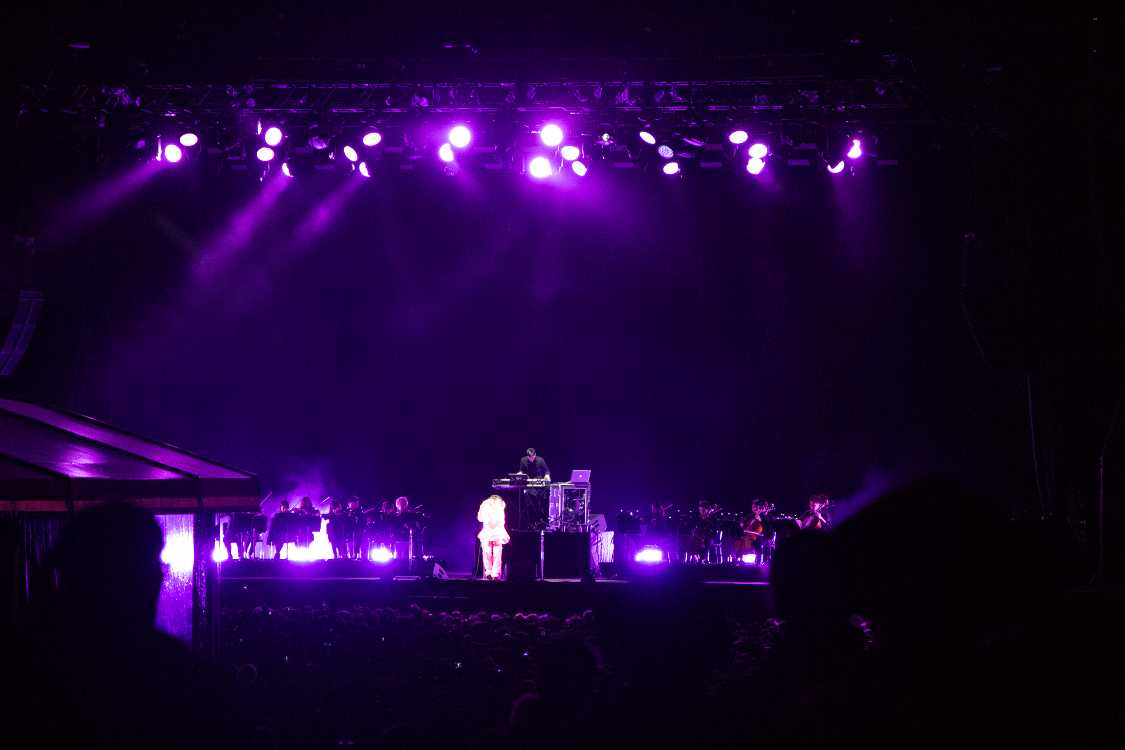 アルカの両サイドに弦楽合奏団が10人以上います。前回はアイスランドの合唱隊を引き連れていました。