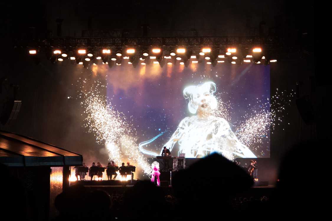 ステージ上で火花を噴射。