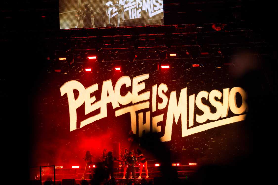 「ピース・イズ・サ・ミッション」は最新作のタイトル。アーティストのメッセージでもあるでしょう。