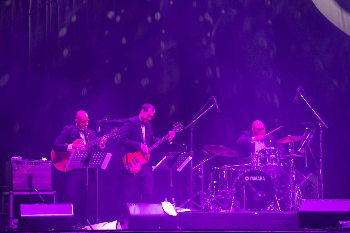 バンドはギター、ベース、ドラム、キーボードの4人編成。