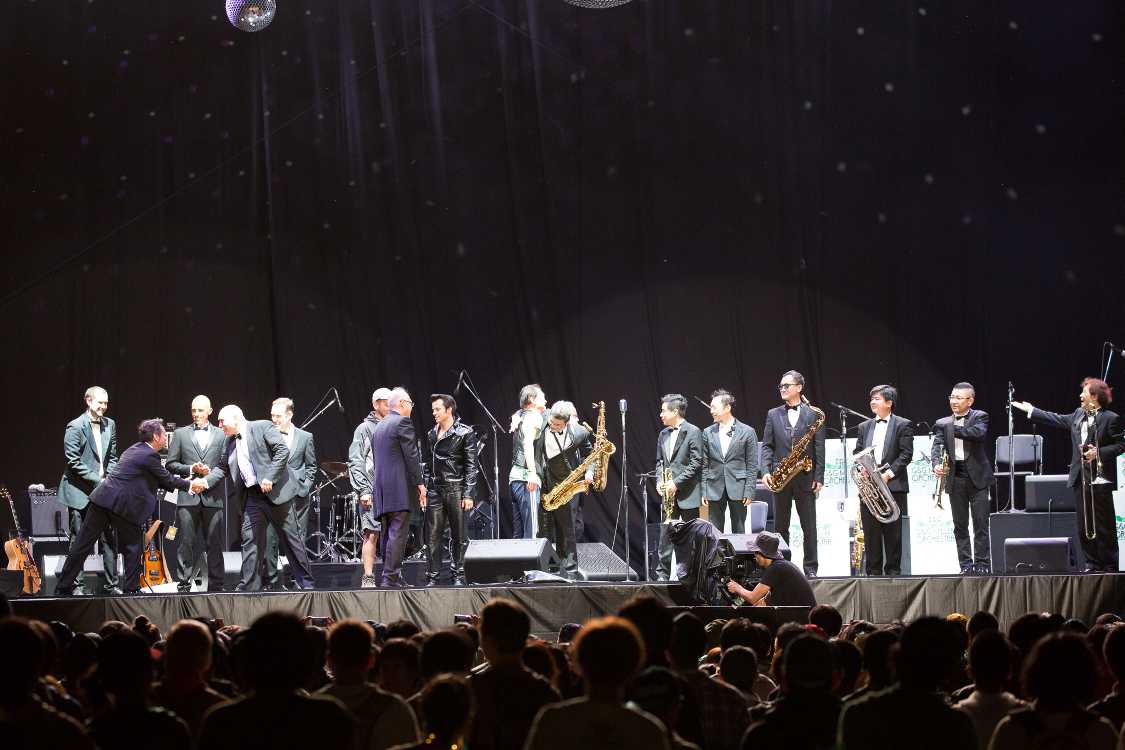 終演後、出演者が集合。主催者代表も出てきました。