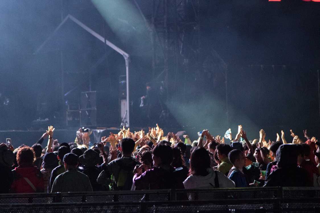 ジョン・レノンの「パワー・トゥ・ザ・ピープル」が終わった後も客は盛り上がります。