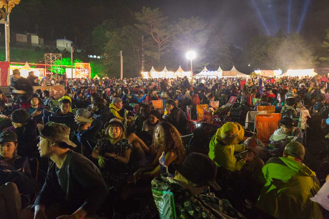 グリーンステージの終演娯、月曜午前1時ごろのオアシスエリア。前夜祭より高い密集度です。