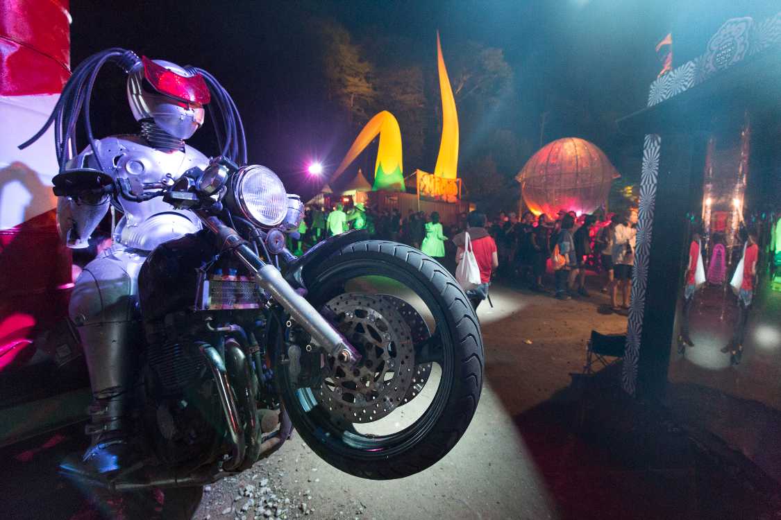 入り口横のバイク。