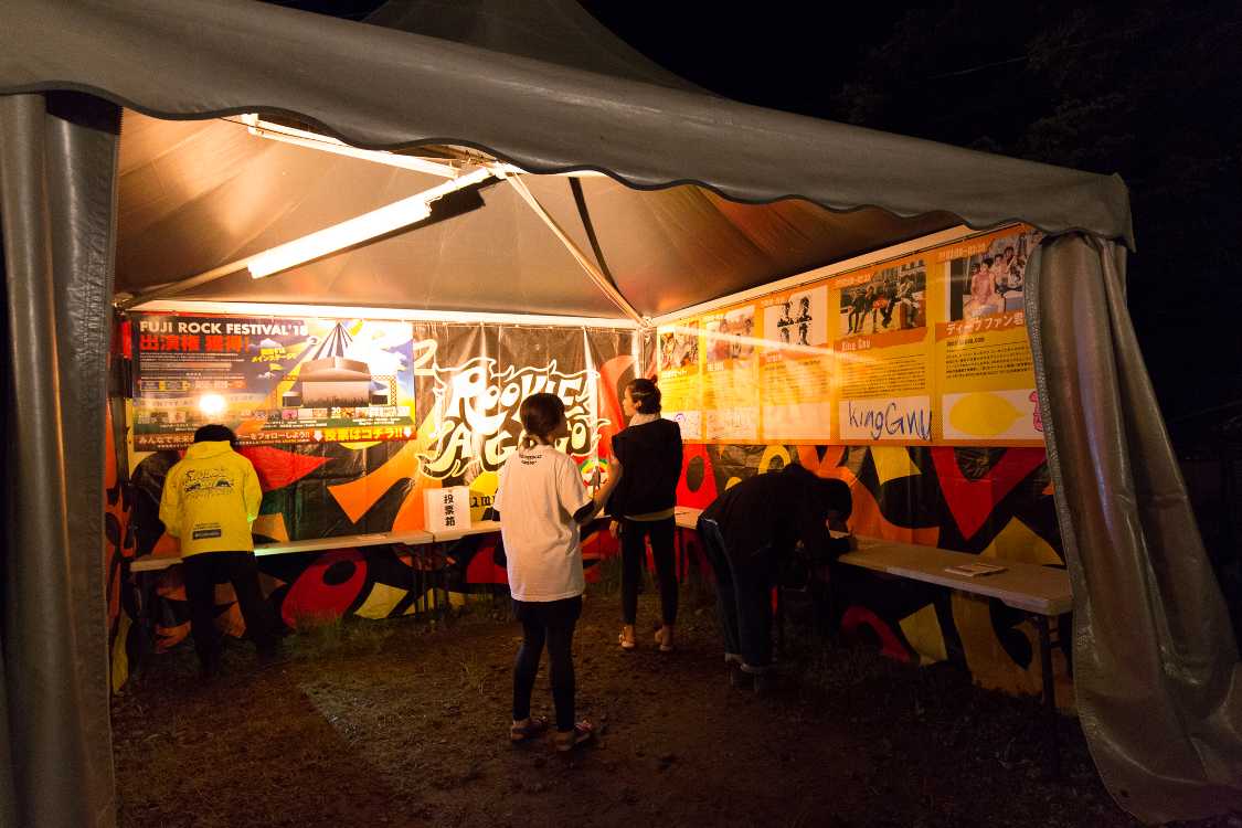 ステージ横の投票所。出演者は既にインディーズでデビューしていることが多い。