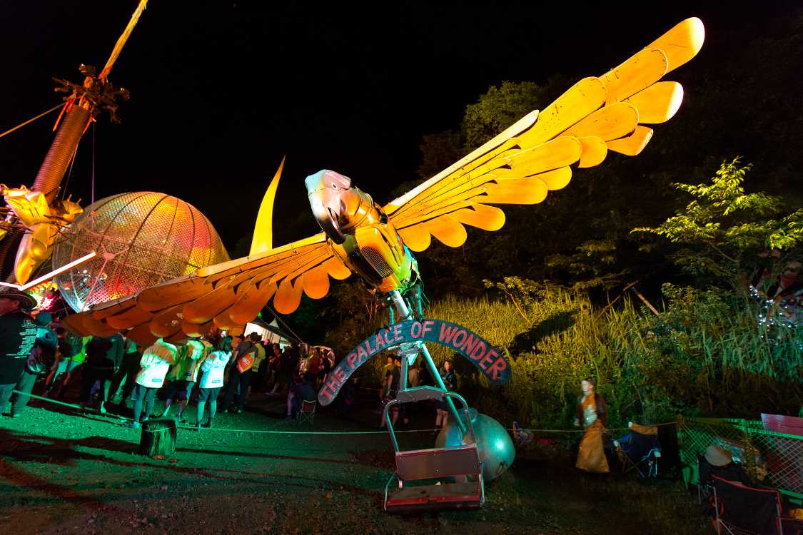 かなり昔からある鳥獣。羽はスキー板とスノーボードを利用しています。