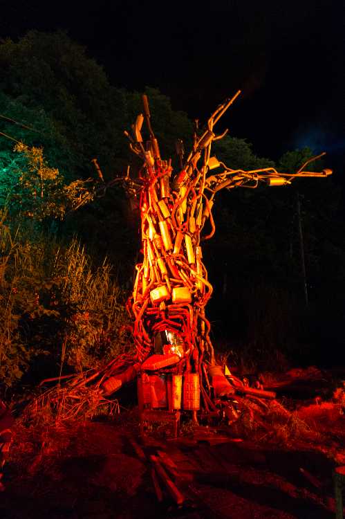 暖炉は端に追いやられていました。