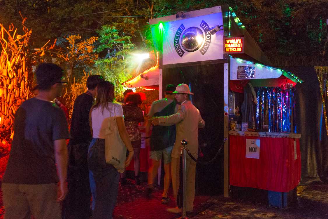 世界一小さいナイトクラブを謳う店。入店したことはありません。