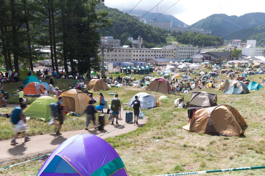 午前8時50分ごろ。レディースサイトは既にテントが少ない。