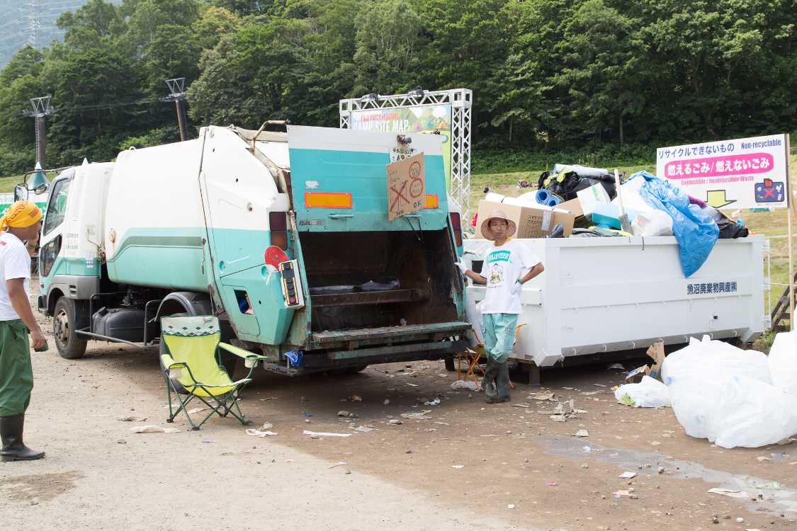 パッカー車も燃えるごみを受け入れ。燃えないごみは不可。