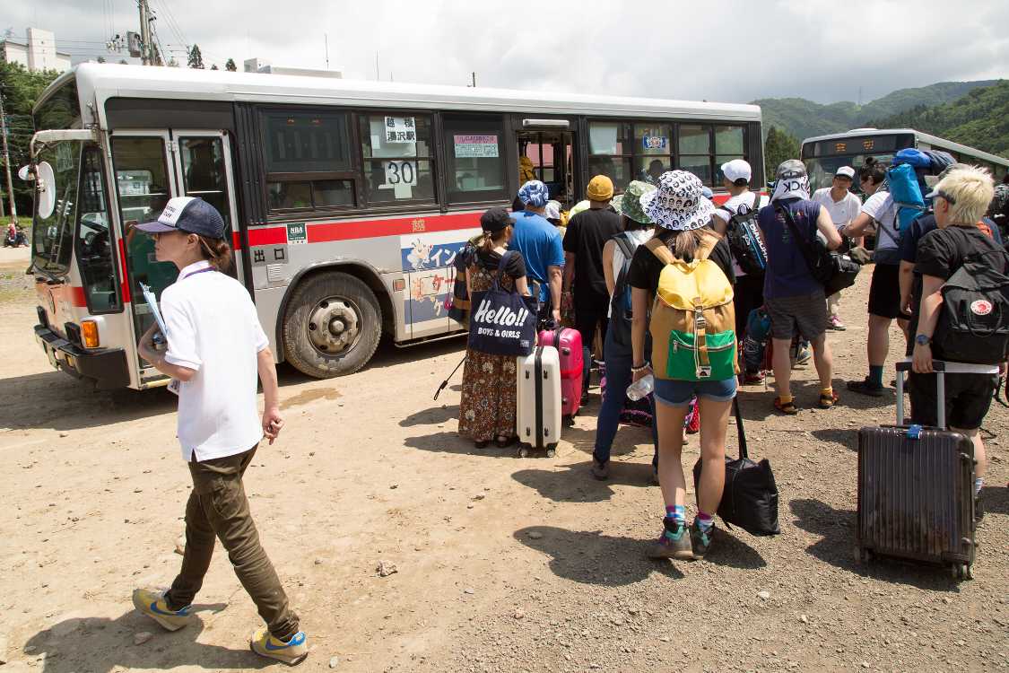 午後0時40分ごろ。行列に1時間並びました。金曜、土曜深夜に並ぶ風呂の行列よりはましです。