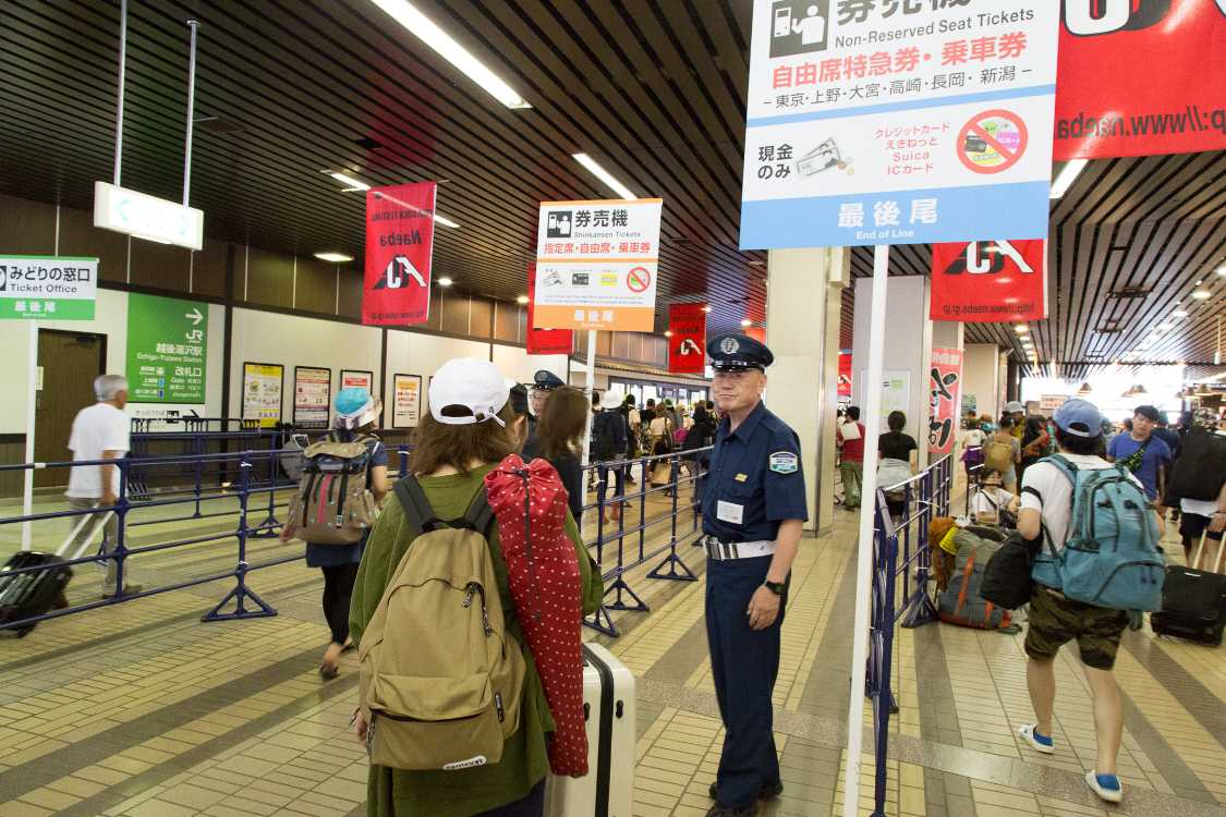 行列はいくつかに分かれます。旅行代理店の行列もあります。