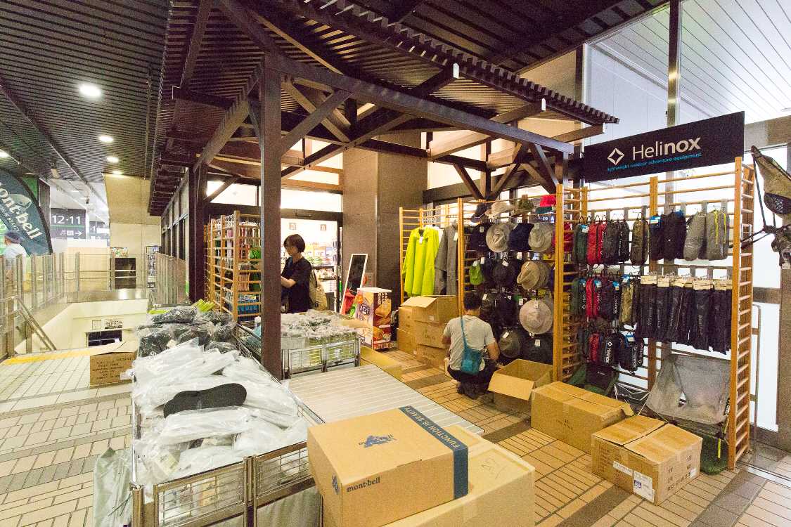 フジロック期間中のアウトドア用品販売。木曜の午前中はダンボールも開封されていません。