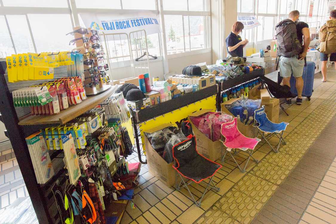 アウトドア用品、公式ガイド、フジロッククッキー等の臨時売り場。