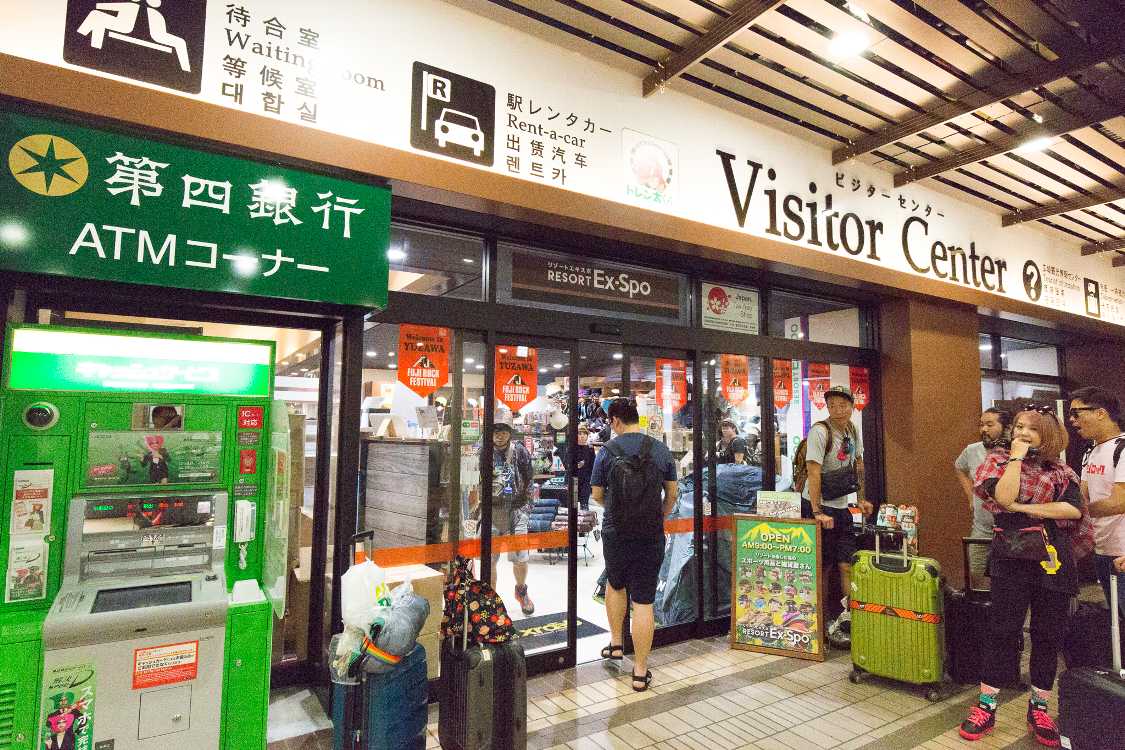 越後湯沢駅の常設のアウトドア用品店。