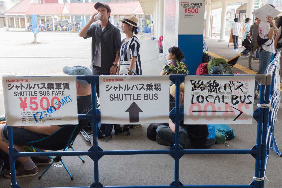 シャトルバスの案内表示。