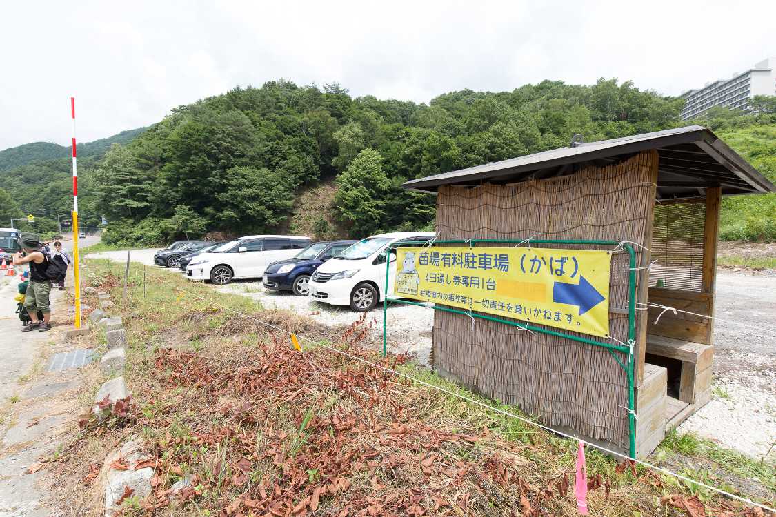 バス停付近は臨時の駐車場でした。