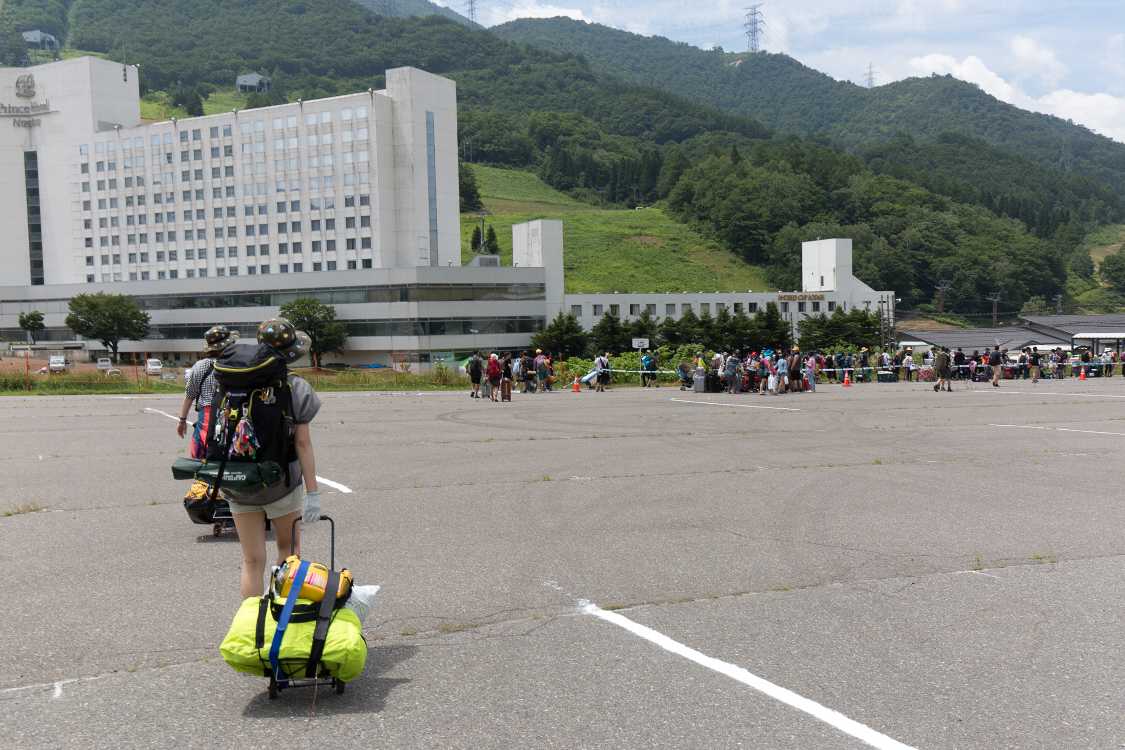 キャンプサイト等の列を目指します。