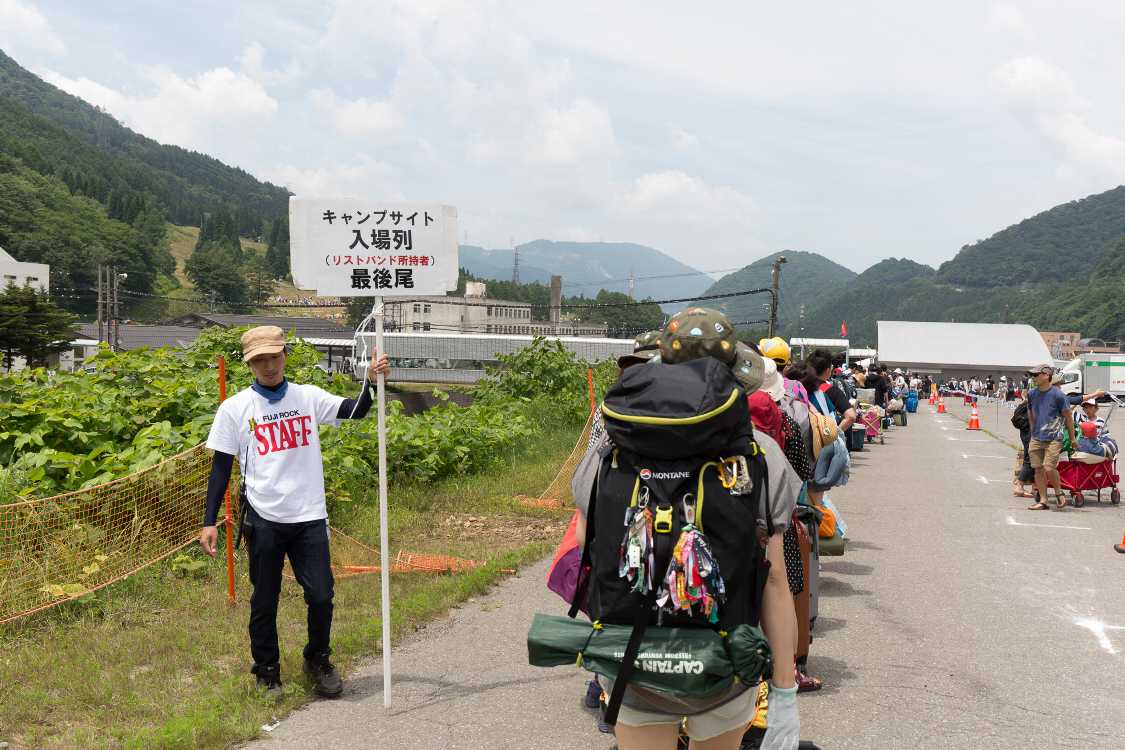 キャンプサイトの列に並びます。