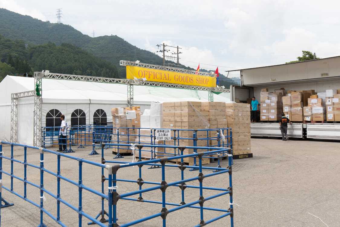 準備中の場外公式グッズショップ。