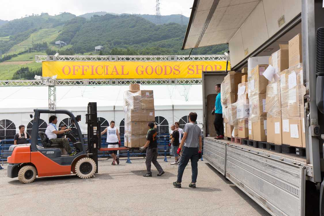 商品の搬入。販売は木曜の夜から。