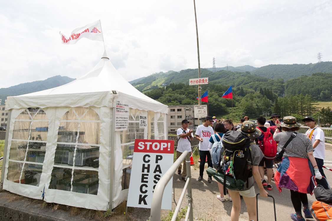 キャンプサイト前のリストバンドチェック。