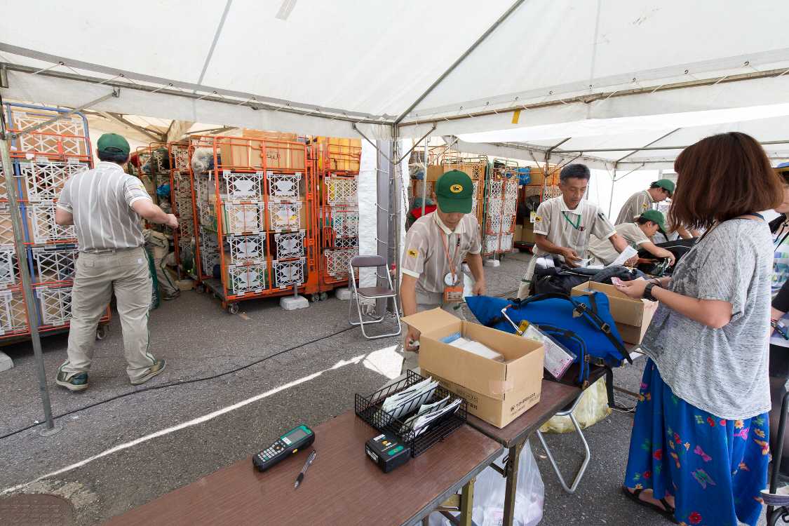 荷物の受け取り。