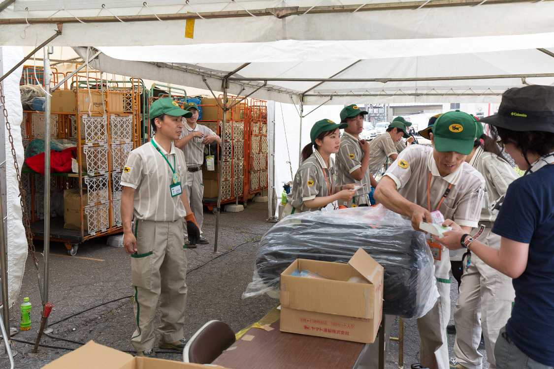 受け取り後、カート等で運搬する方が楽です。