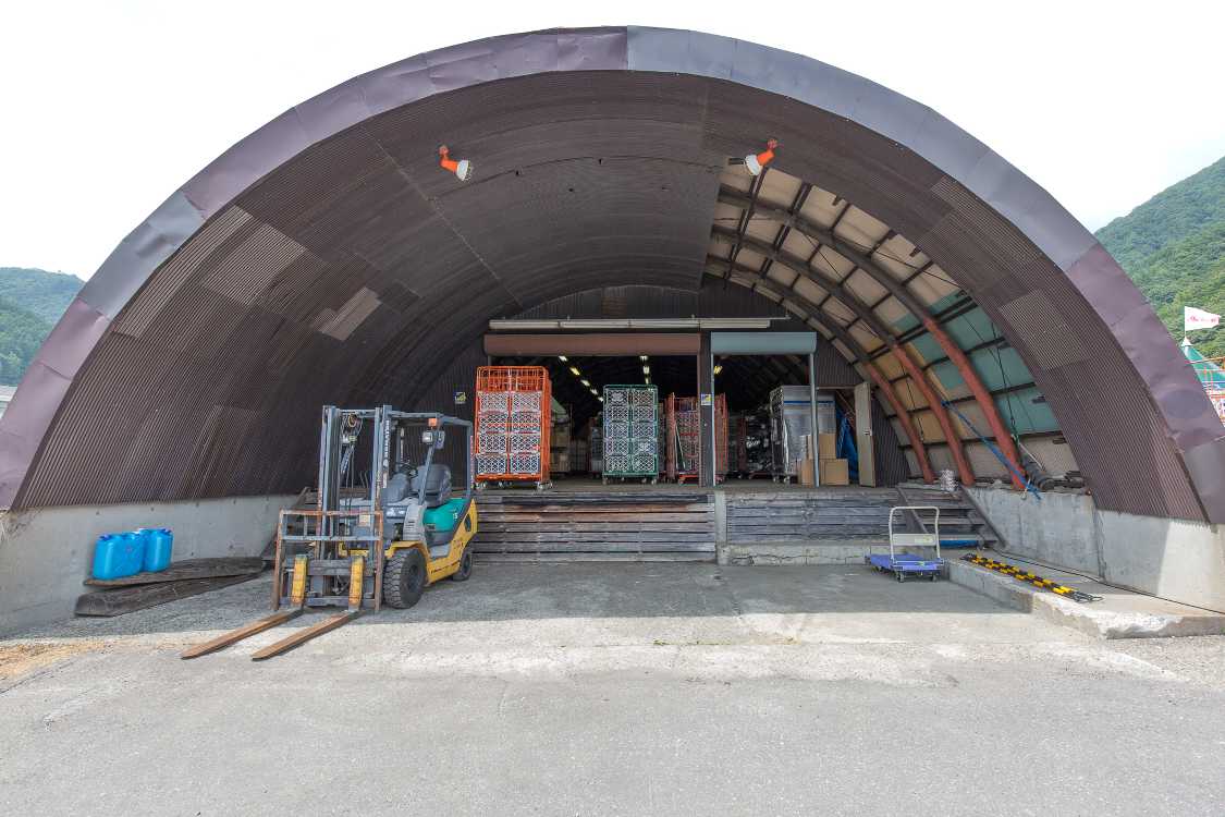 ドーム型の小屋は準備中でした。