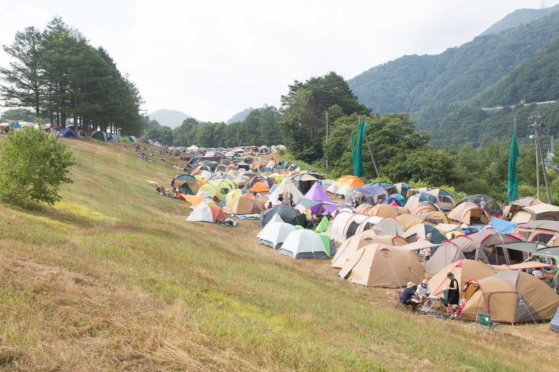 右はAサイト、左はBサイト。斜面はまだテントがありません。