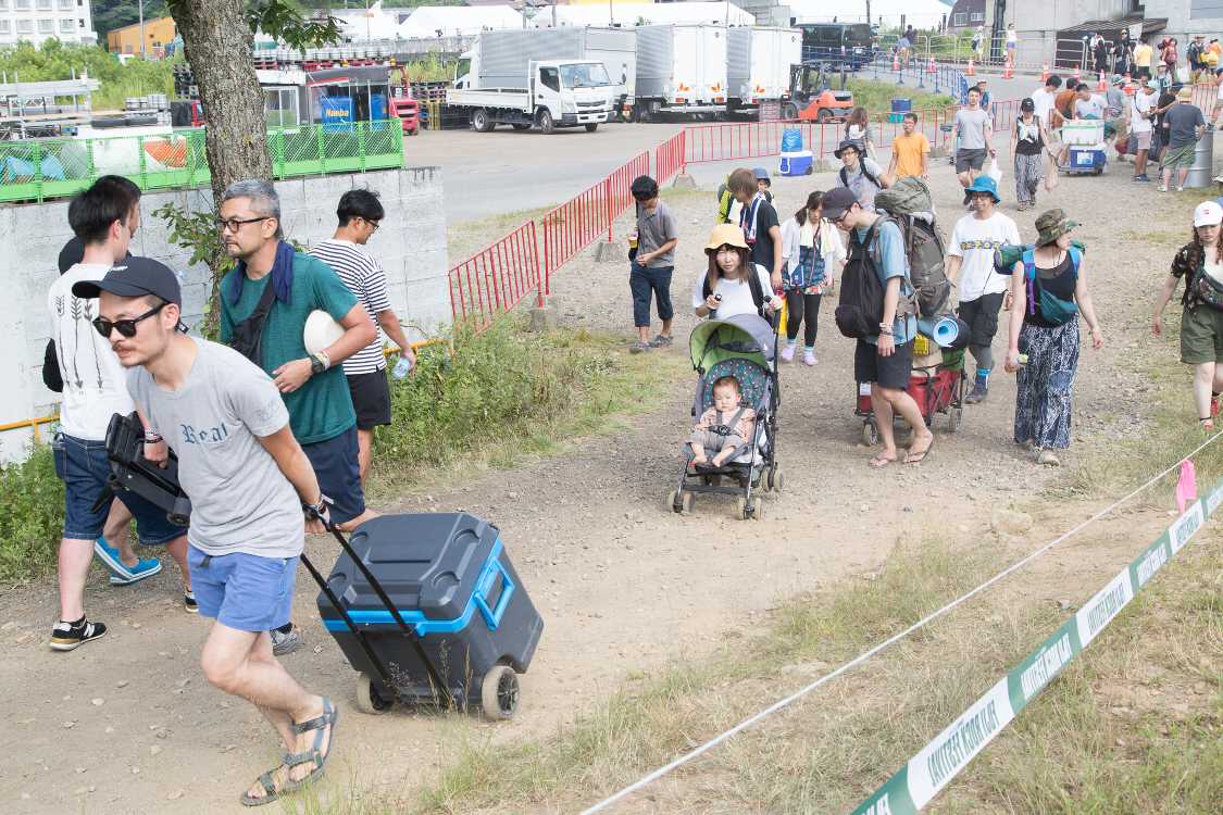 キャンプサイト前の砂利道。