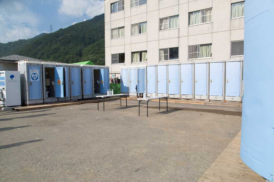 キャンプサイト前のトイレ。男性用。奥は洋式トイレがあります。外国人にとってトイレが洋式かどうかは重要な情報ですが、表示や案内はほとんどありません。