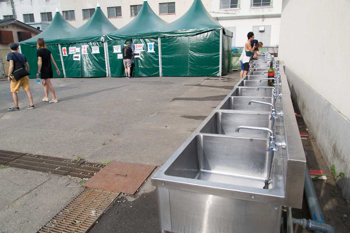 簡易シャワー横の仮設洗面所。