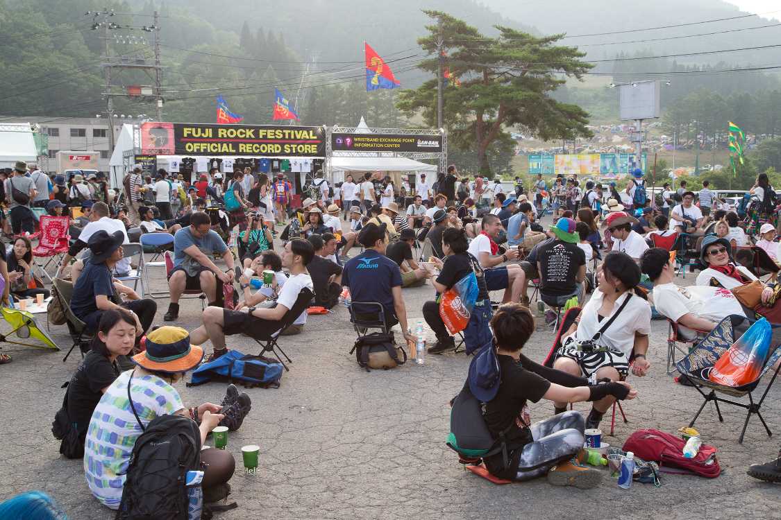 場外、木曜日の風景。