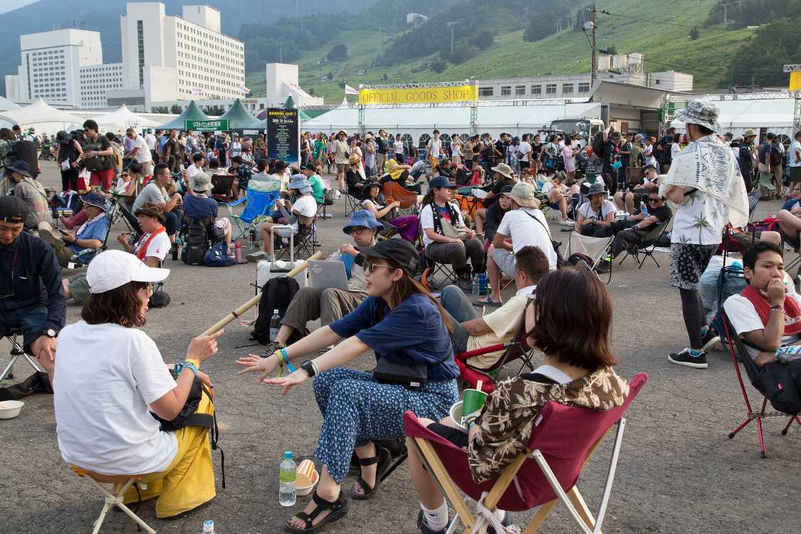 場外、木曜日の風景。