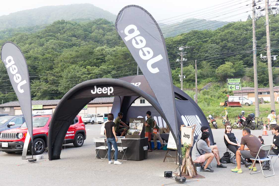 駐車場のレスキューを兼ねるジープのテント。
