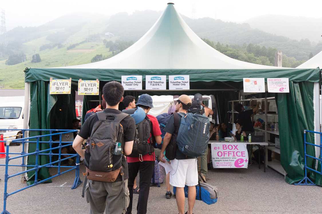 外国人向けの受け付け。