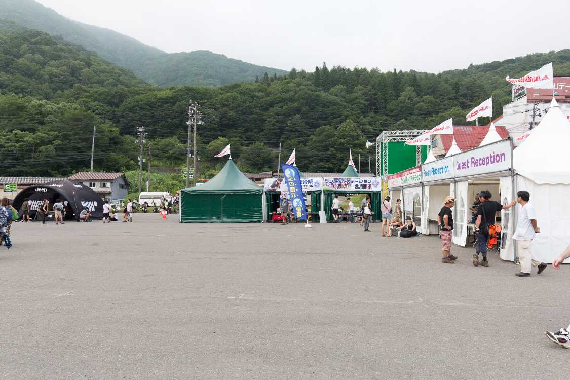 リストバンド交換所の向かい側。