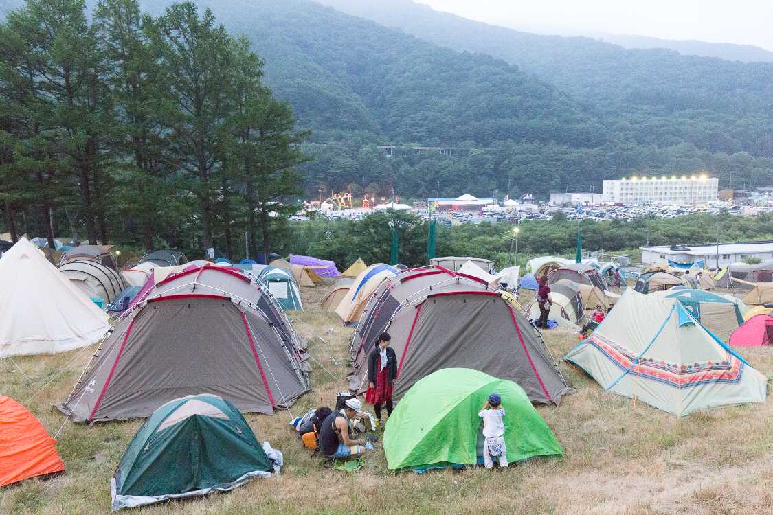 午後7時前。前夜祭の苗場音頭が終わるころ。