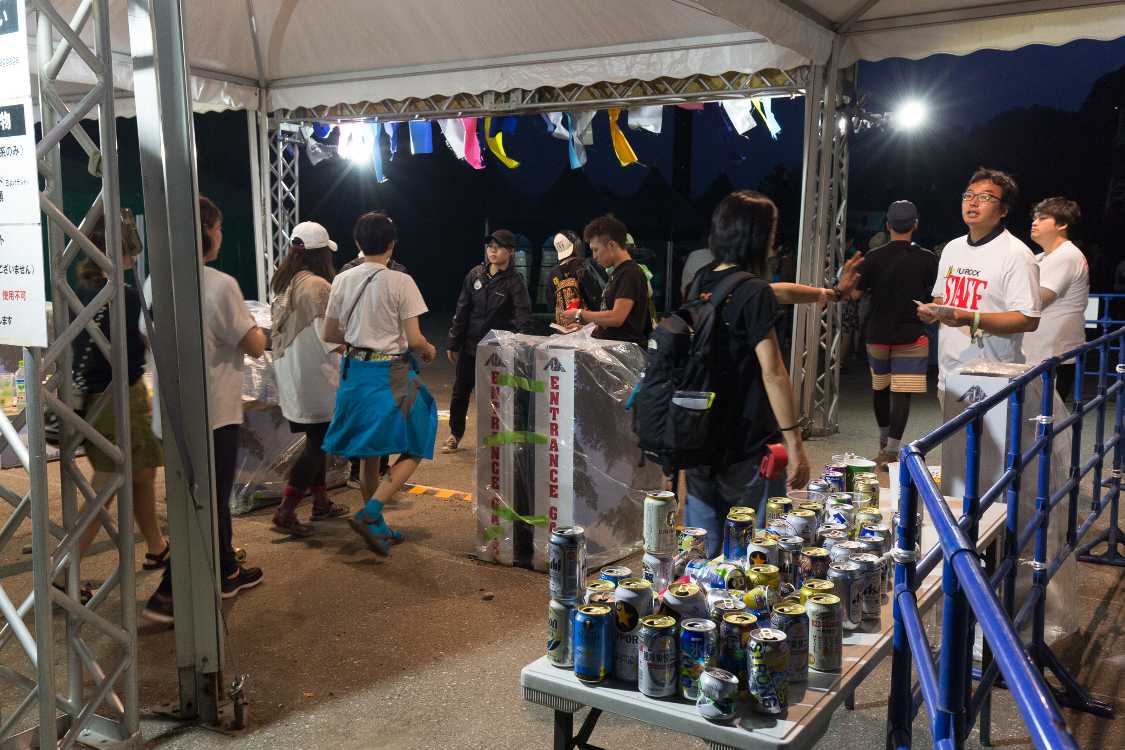 お楽しみ抽選券を受け取りながら通過します。