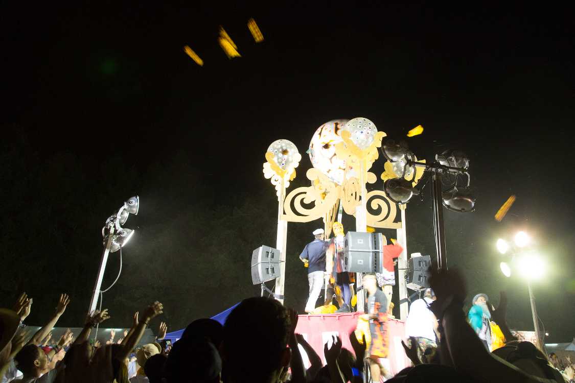 タオル等を放出。