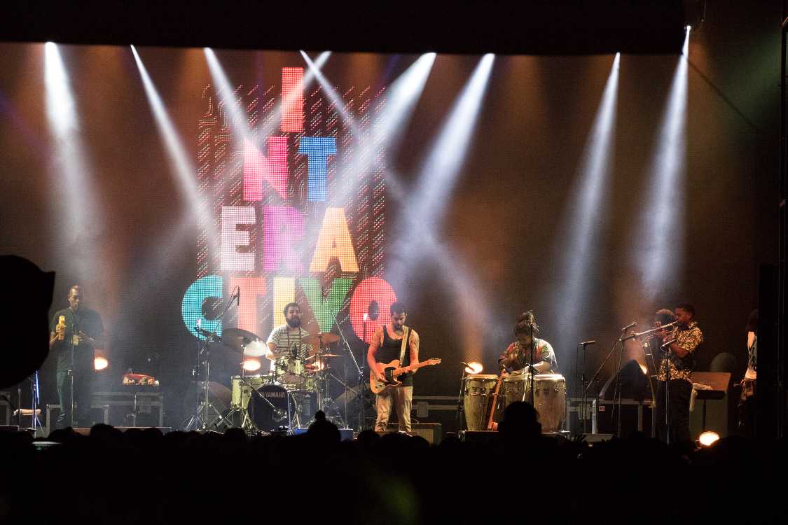 前夜祭の最初のアーティスト、インタラクティーヴォ。