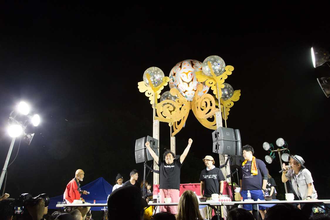 早食い競争の決勝後。