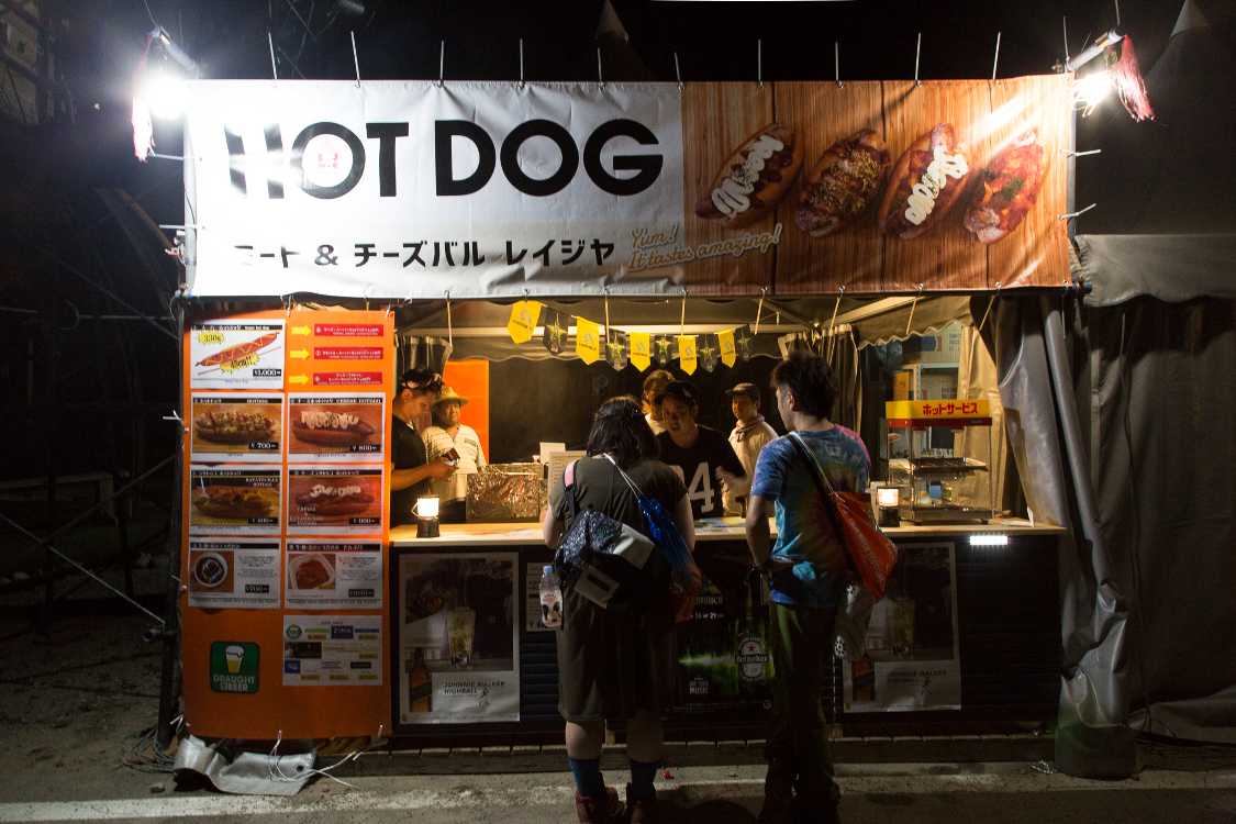 パレスオブワンダーの通路側、ミート&チーズバル、レイジヤ。