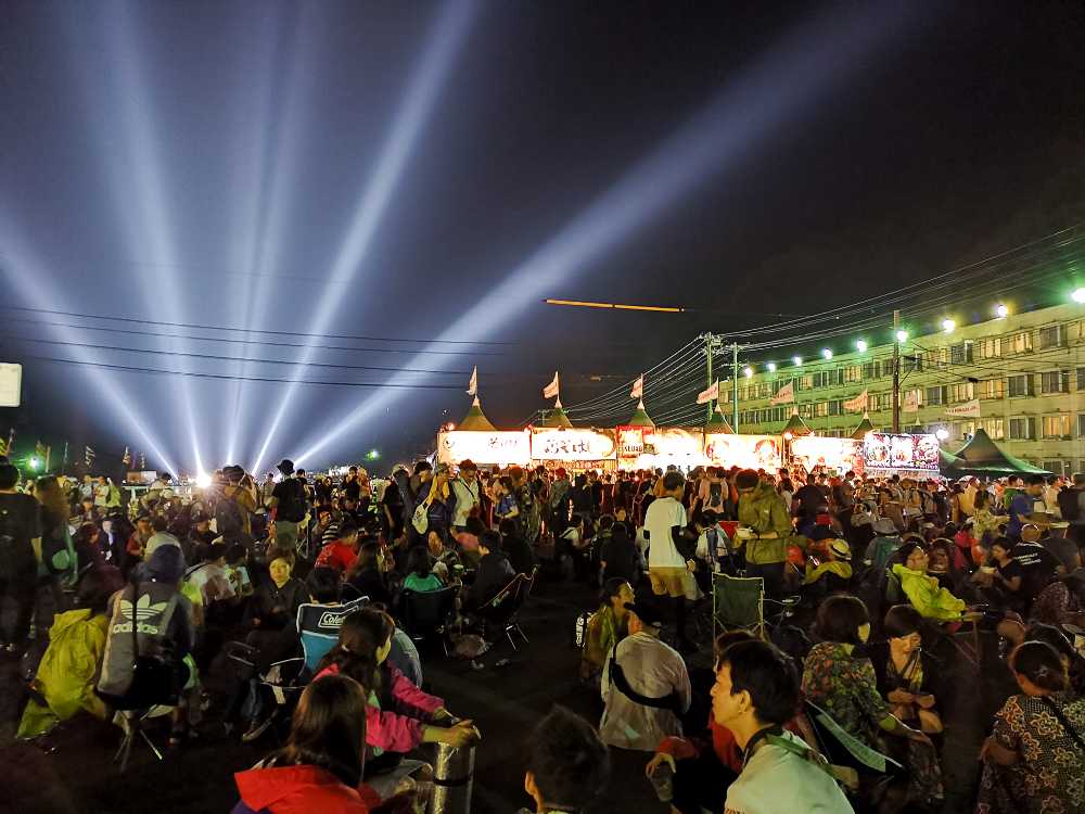 前夜祭のオアシスエリアは午前0時で閉鎖されるので、追い出された人が場外ショップエリアに押し寄せます。