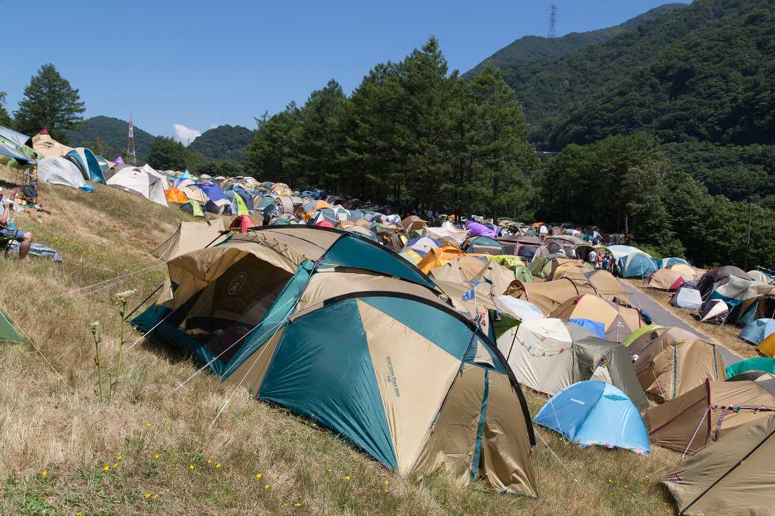金曜朝のキャンプサイト。斜めに撮影しているわけではなく、テントが斜面になっているだけです。